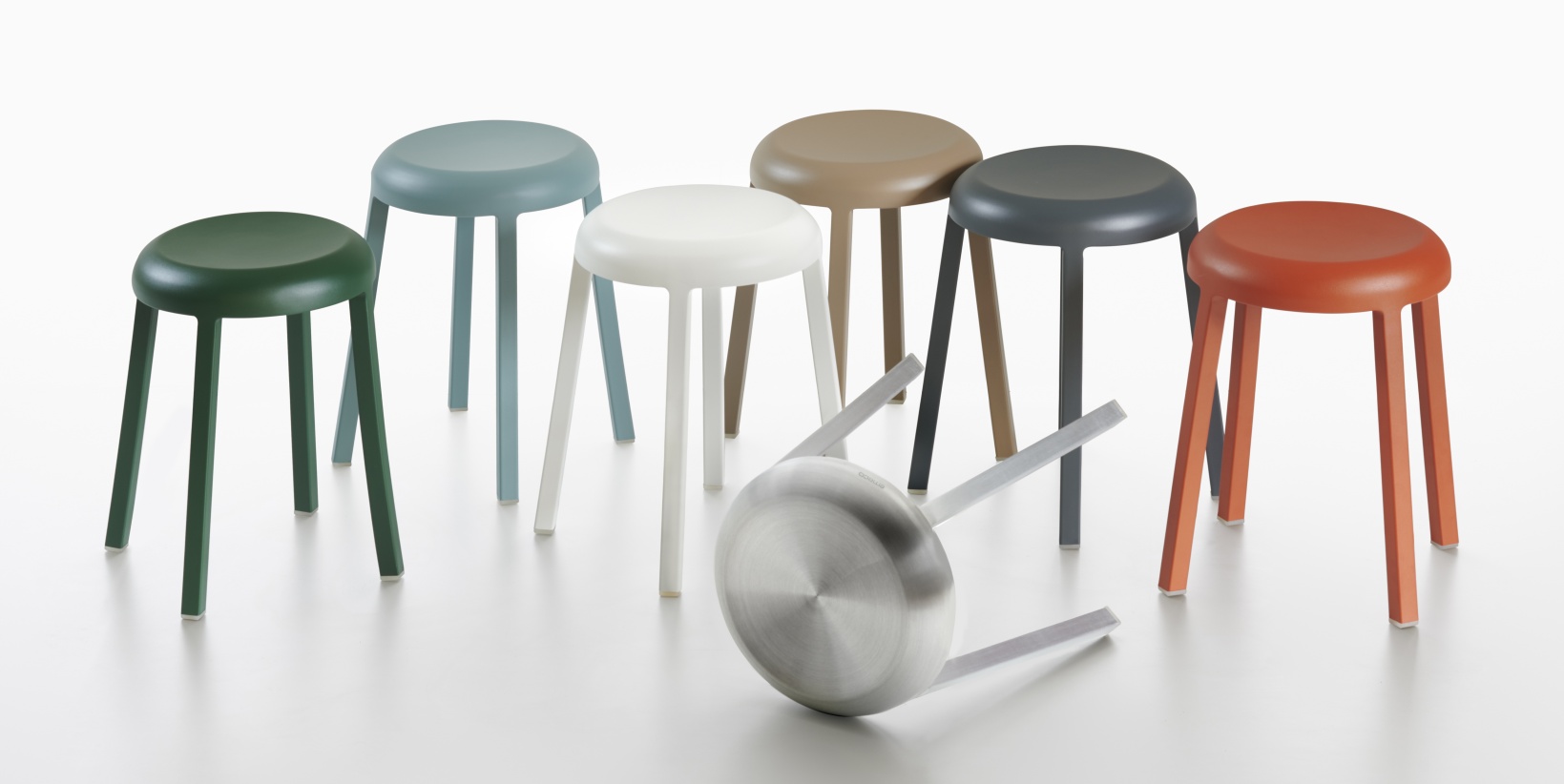 Mehrere farbige Emeco Za Stool Hocker aus Aluminium und Sweater Material auf weißem Hintergrund.