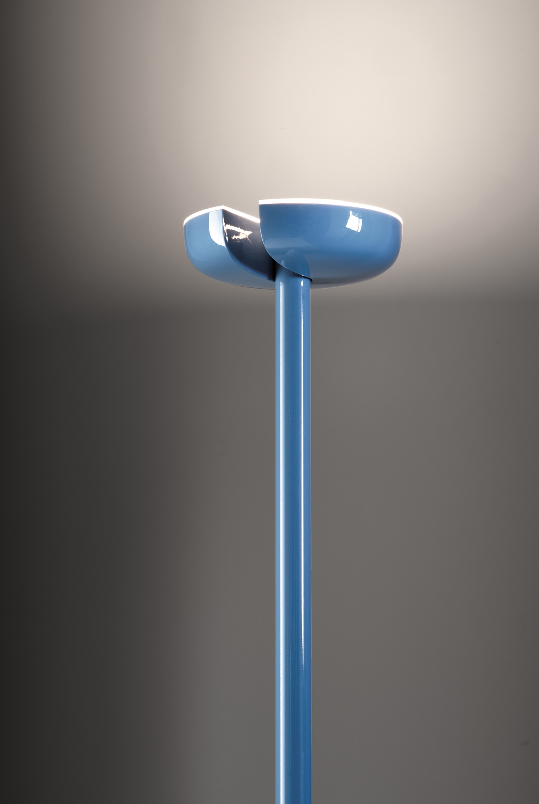 Detailaufnahme der Cabriolette Stehleuchte von Martinelli Luce in Blau.