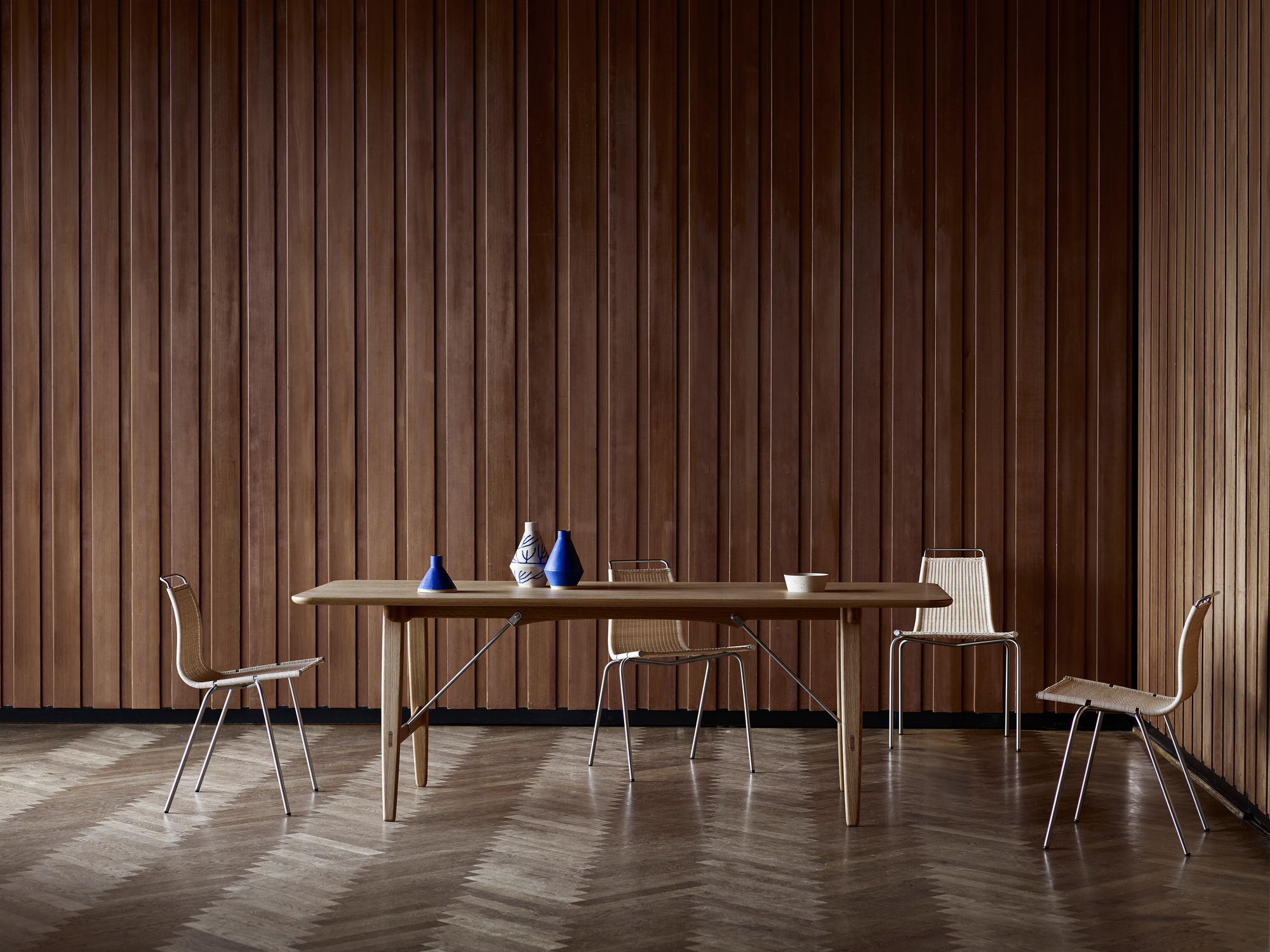 Hunting Table von Carl Hansen & Søn, geölter Esstisch mit Stühlen im Interieur.