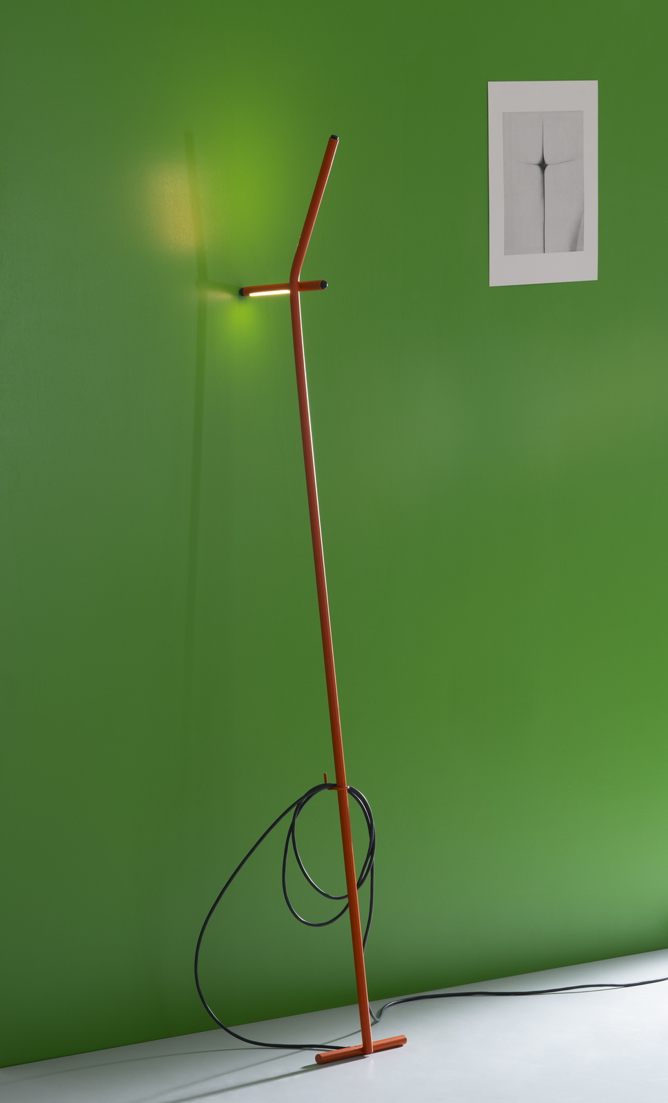 Grüne Gru Stehleuchte von Martinelli Luce, modernes Design mit minimalistischem Leuchtkörper.