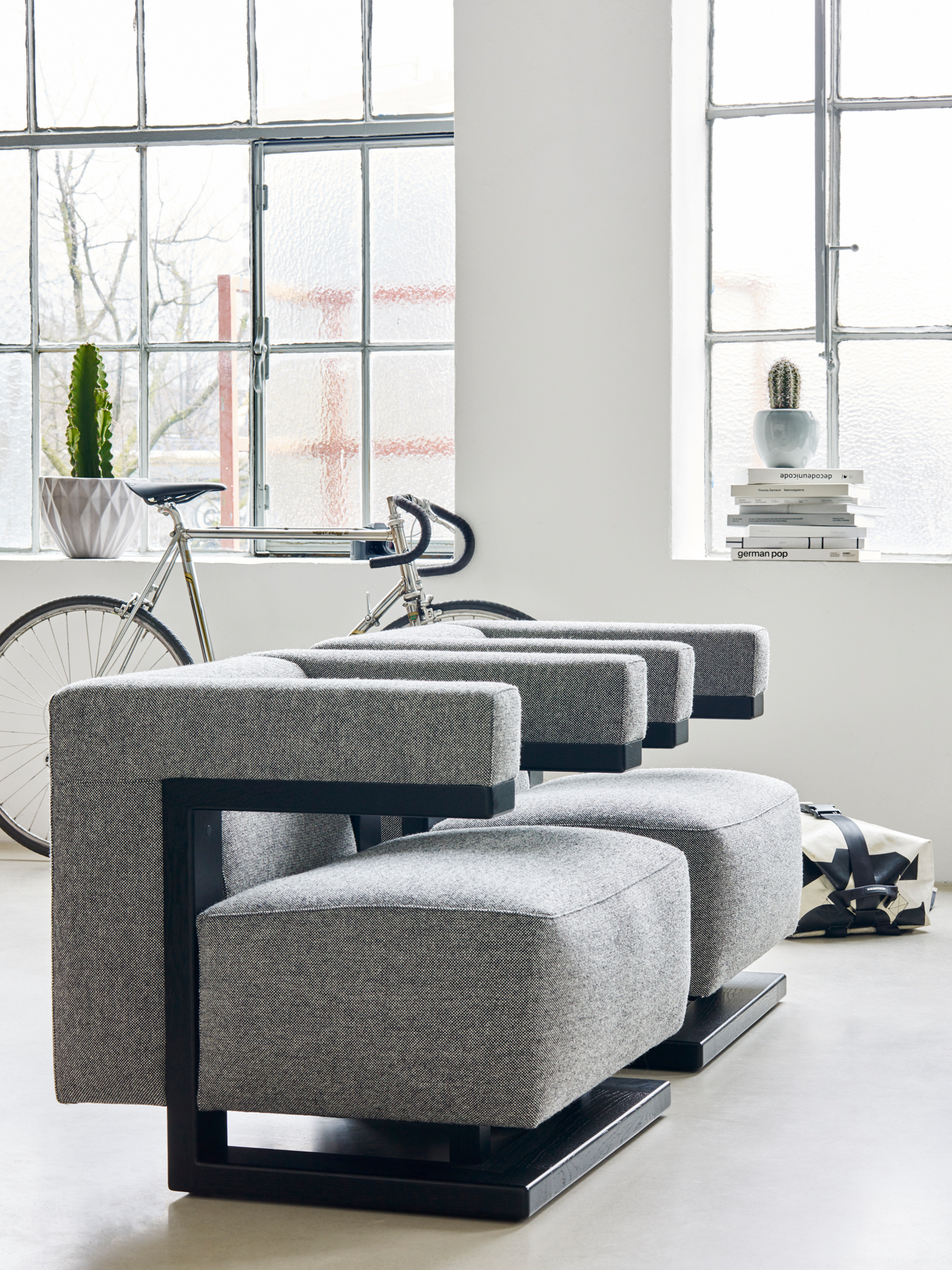 Gropius F51 Sessel im Bauhaus-Stil, Reedition von Tecta, Bezug Hallingdal 457 in Gelb, Gestell Nussbaum.