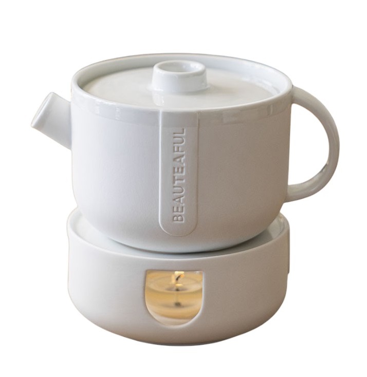 Weißes Cozy Time Stövchen mit Teekanne klein von Räder, mit Teelicht für warme Teezubereitung.