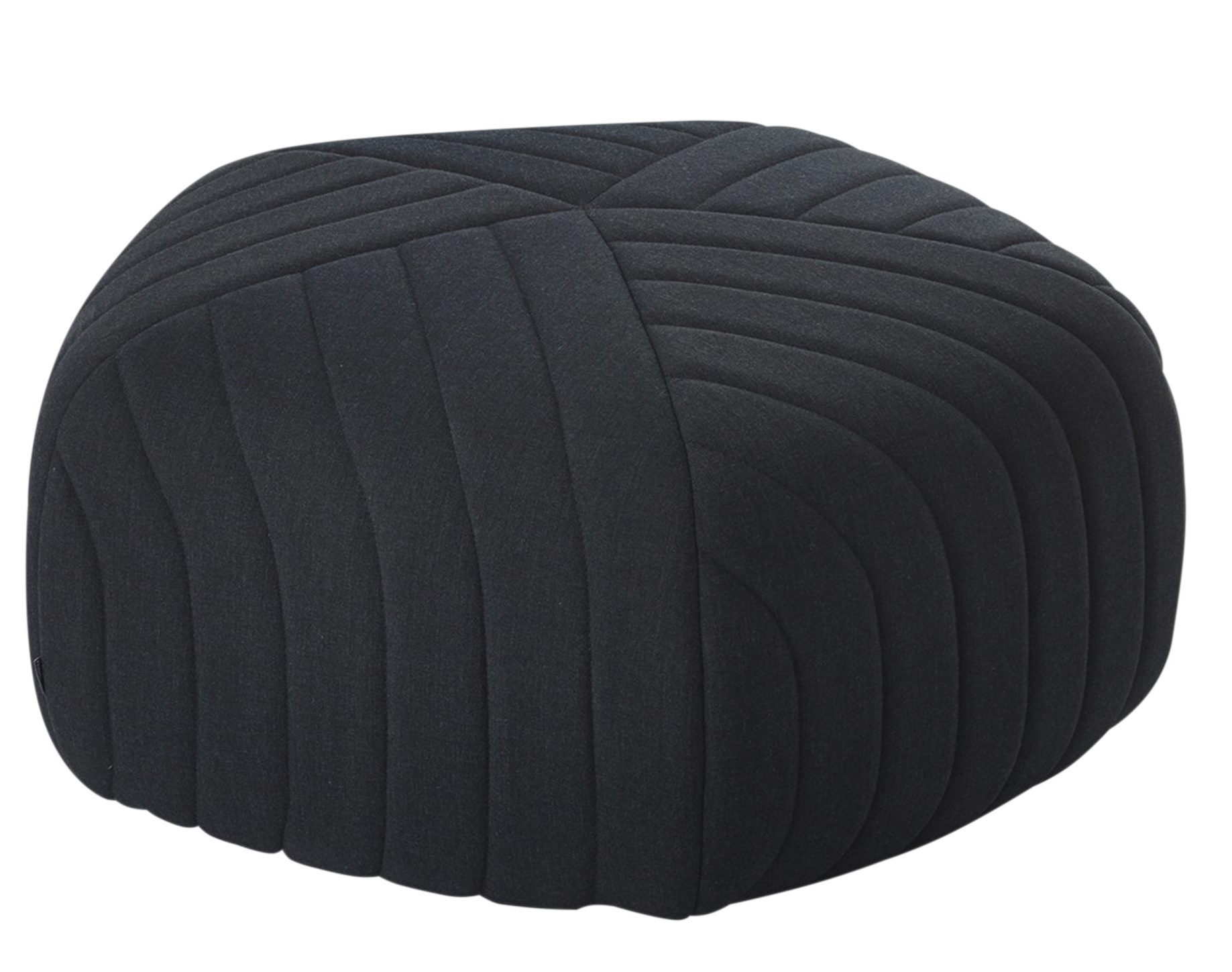 Schwarzer Muuto Five Pouf Sitzhocker, großes, gestepptes Sitzkissen für Wohnzimmer und moderne Einrichtung.