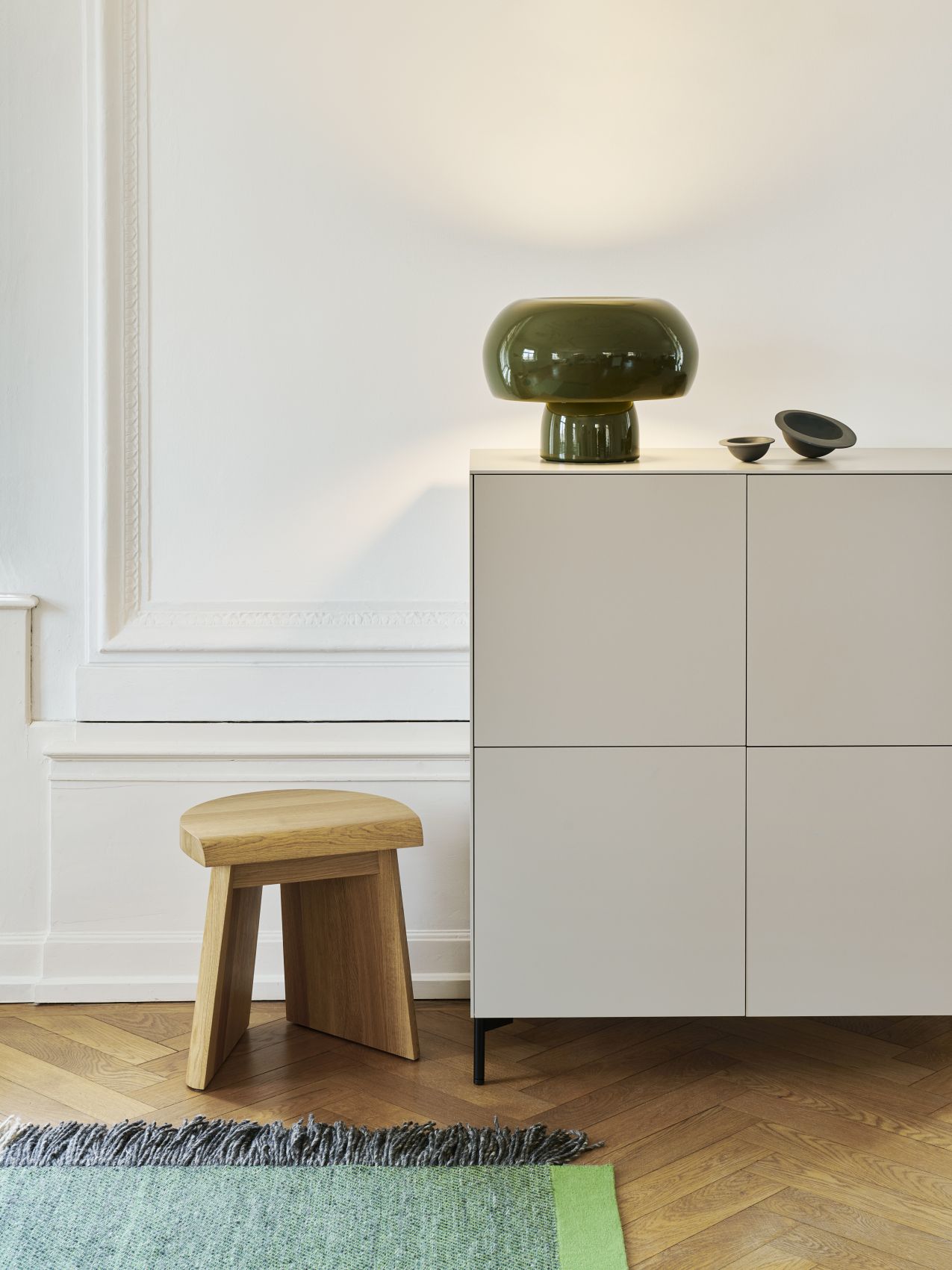 Grüne Fonte Tischleuchte auf Kommode, moderne Lampe für Wohnzimmer und Schlafzimmer.