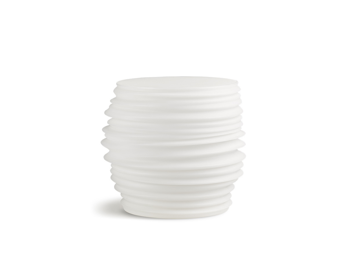 Weißer Babylon Hocker/Beistelltisch von Dedon mit Licht, geripptes Design für Garten und Terrasse.