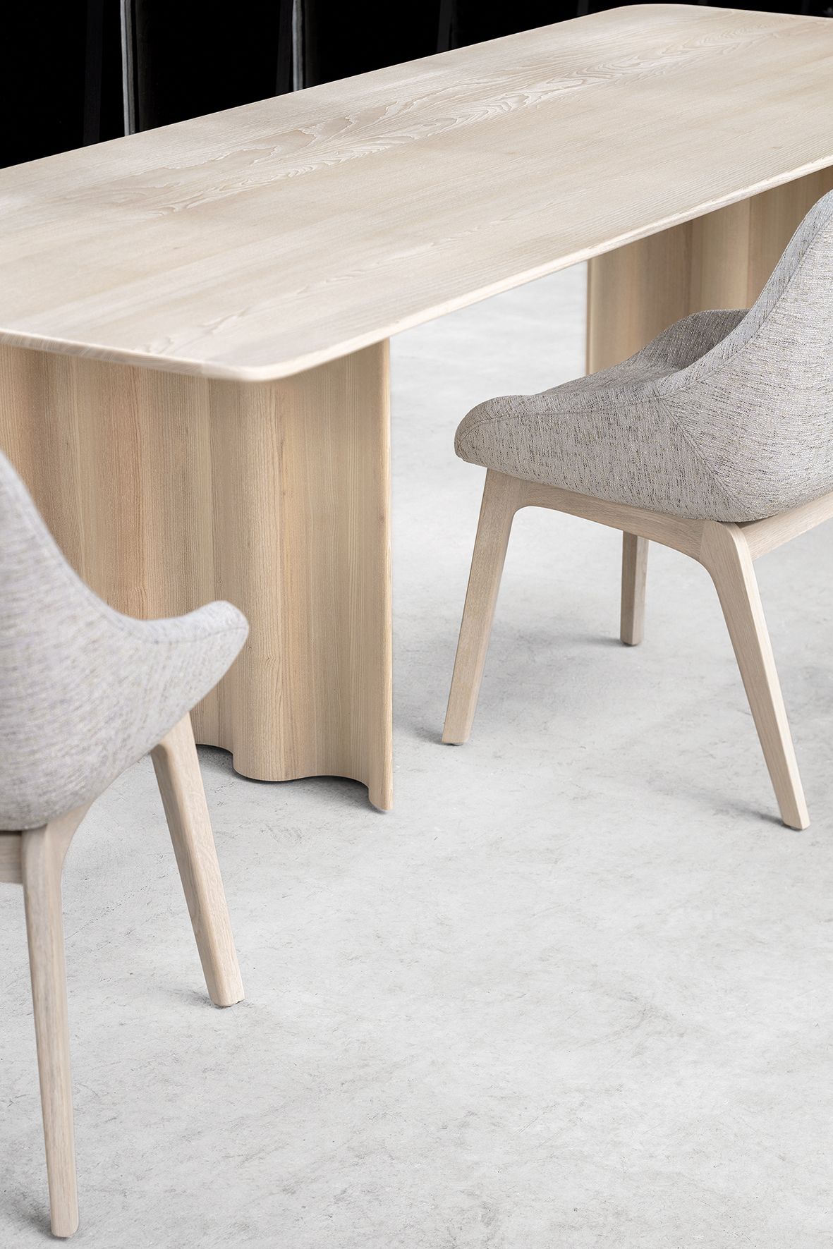 Curtain Tisch aus hellem Holz, rechteckig, mit Stühlen. Modernes Design für Esszimmer und Wohnbereich.