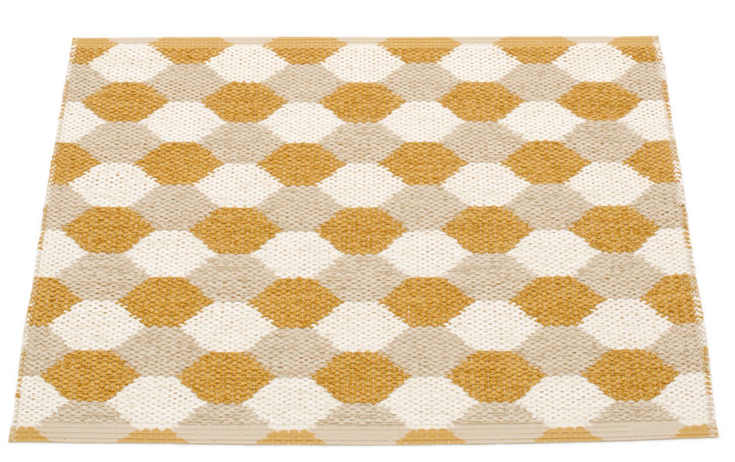 Dana Kunststoffteppich 70x60 ocker Pappelina mit Rautenmuster in Ocker, Beige und Weiß.