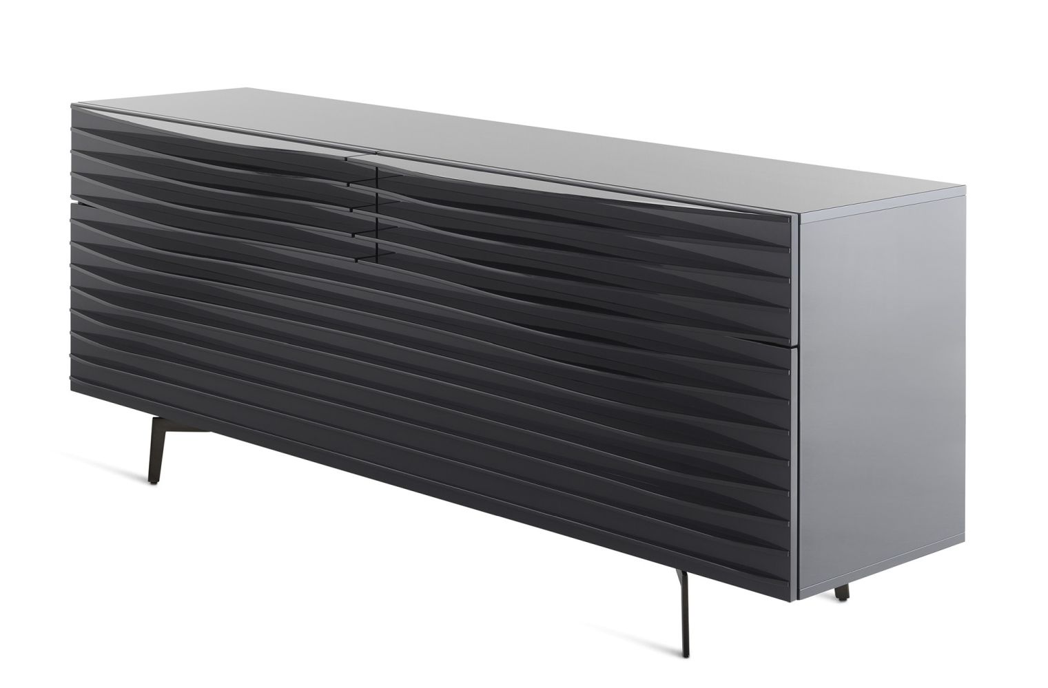 Dunkelgraue Tide Anrichte von Casamania Horm mit horizontaler Wellenstruktur und schlanken Füßen.