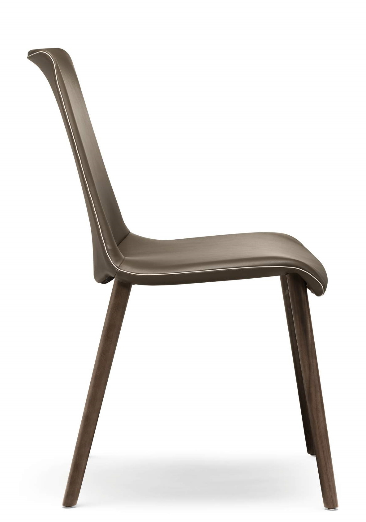 Liz Wood Stuhl von Walter Koll, brauner Designstuhl mit Holzbeinen, Seitenansicht.