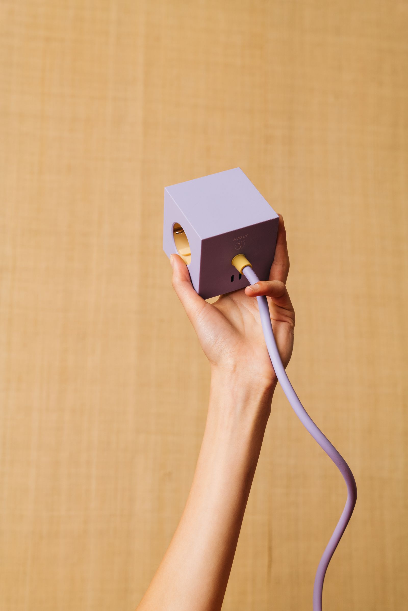 Square 1 - Avolt  x Bauhaus Steckdosenwürfel mit USB-C exclusive Edition Mulberry Red dfp Design