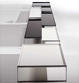 Reihe von modernen, quadratischen Beistelltischen/Trays in Schwarz und Weiß, gestapelt als minimalistische Möbel.