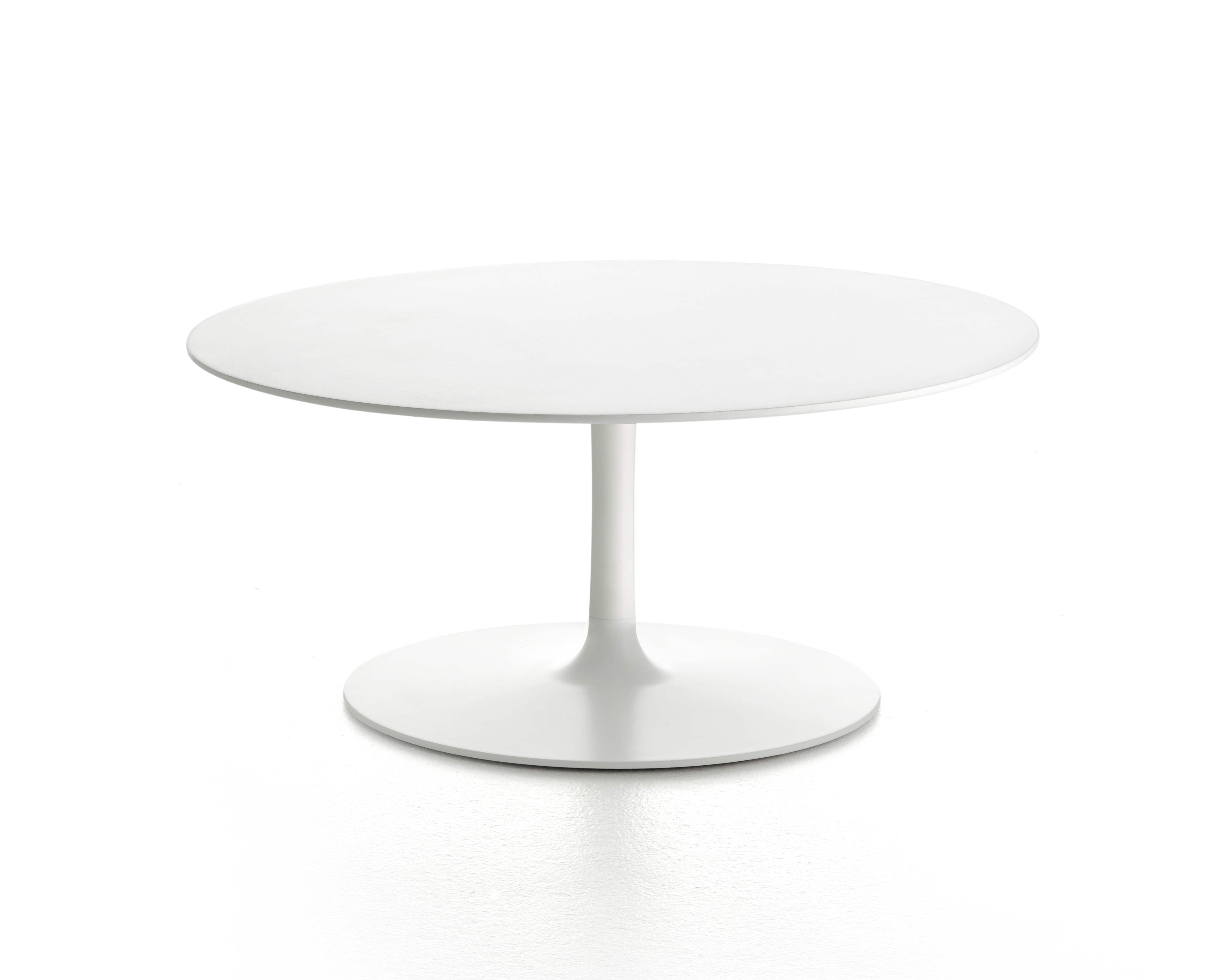 Weißer Flow Low Table Couchtisch von MDF Italia mit runder Tischplatte und Fuß.