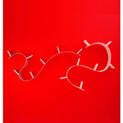 Weißes Bookworm Regal von Kartell auf rotem Hintergrund, modernes Design Wandregal.