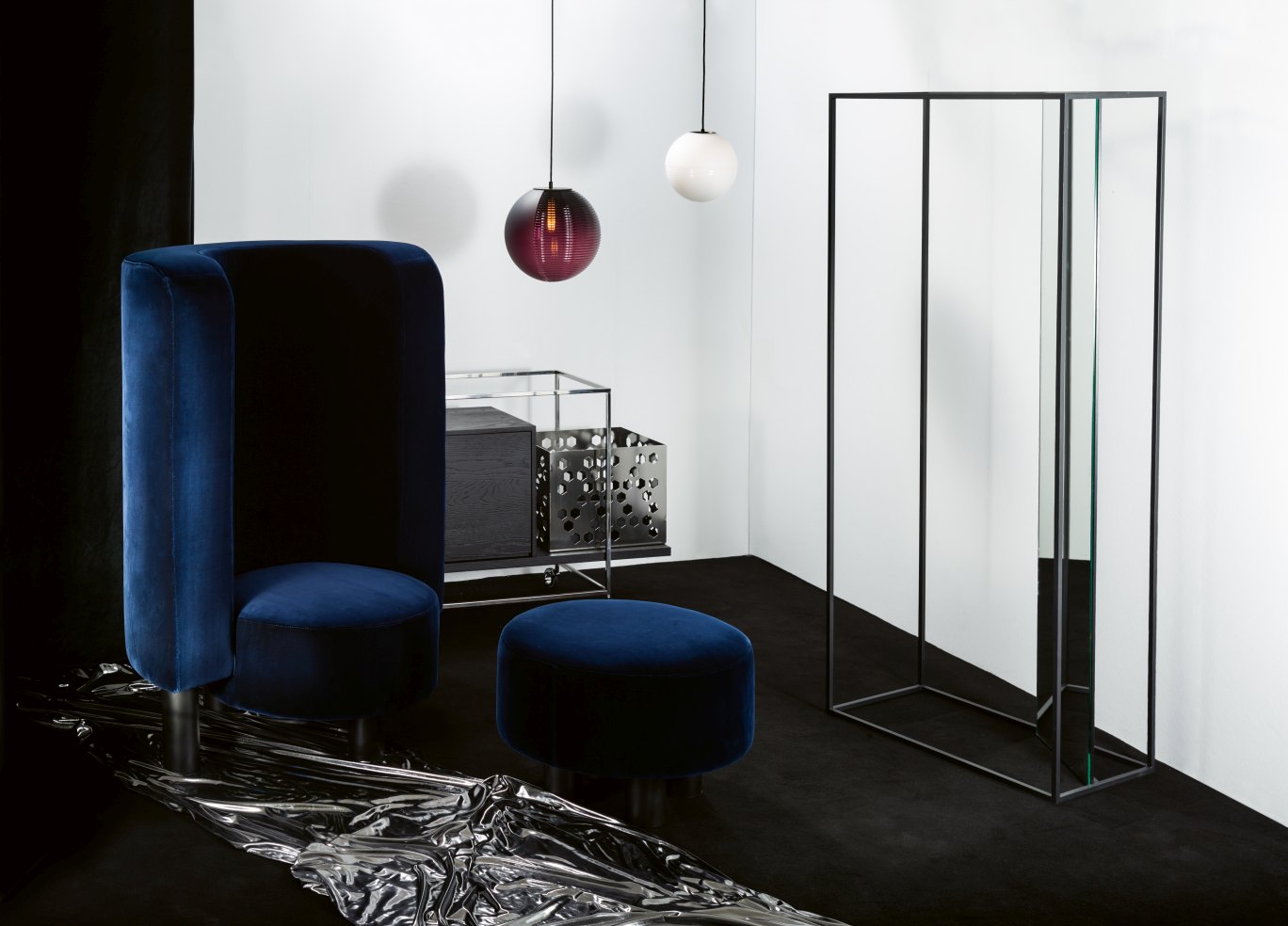 Stellar Pendelleuchte von Pulpo in Rauchgrau, moderne Hängelampe im Interieur mit Sessel.