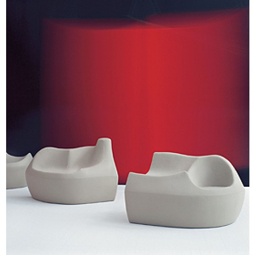 Graues Saruyama Sofa von Moroso, modernes Design für Wohnzimmer und Lounge-Bereiche.