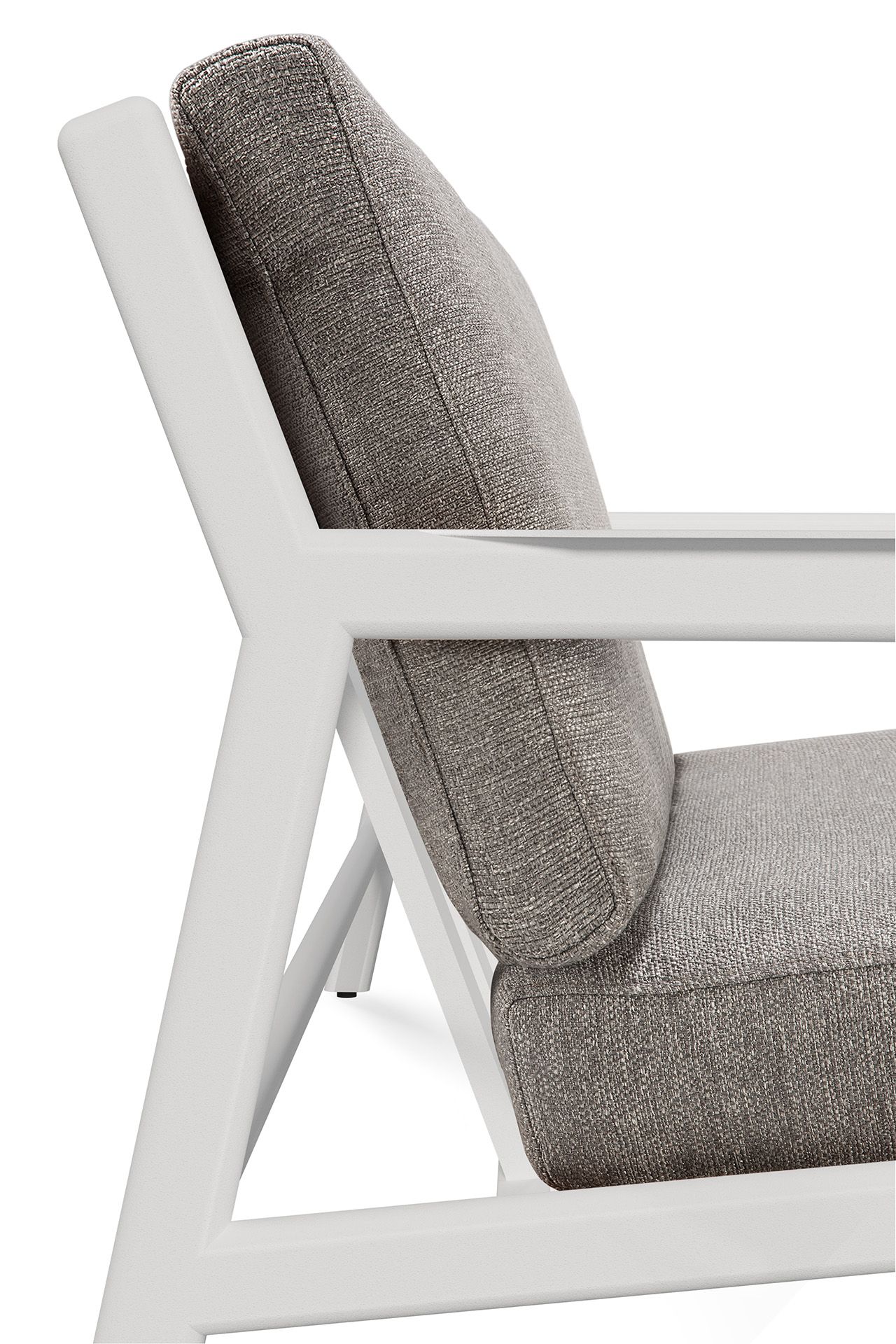 Detailaufnahme des Jack Outdoor Loungesessels von Ethnicraft mit weißem Aluminiumrahmen und grauen Kissen.