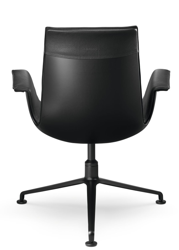 Rückansicht des schwarzen FK Sessel von Walter Knoll mit Lederdetails und Drehfuß.