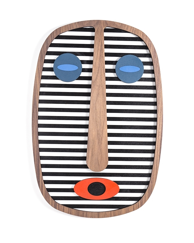Moderne afrikanische Maske als Wandschmuck, Umasqu Design mit Streifen, Holz und farbigen Akzenten.
