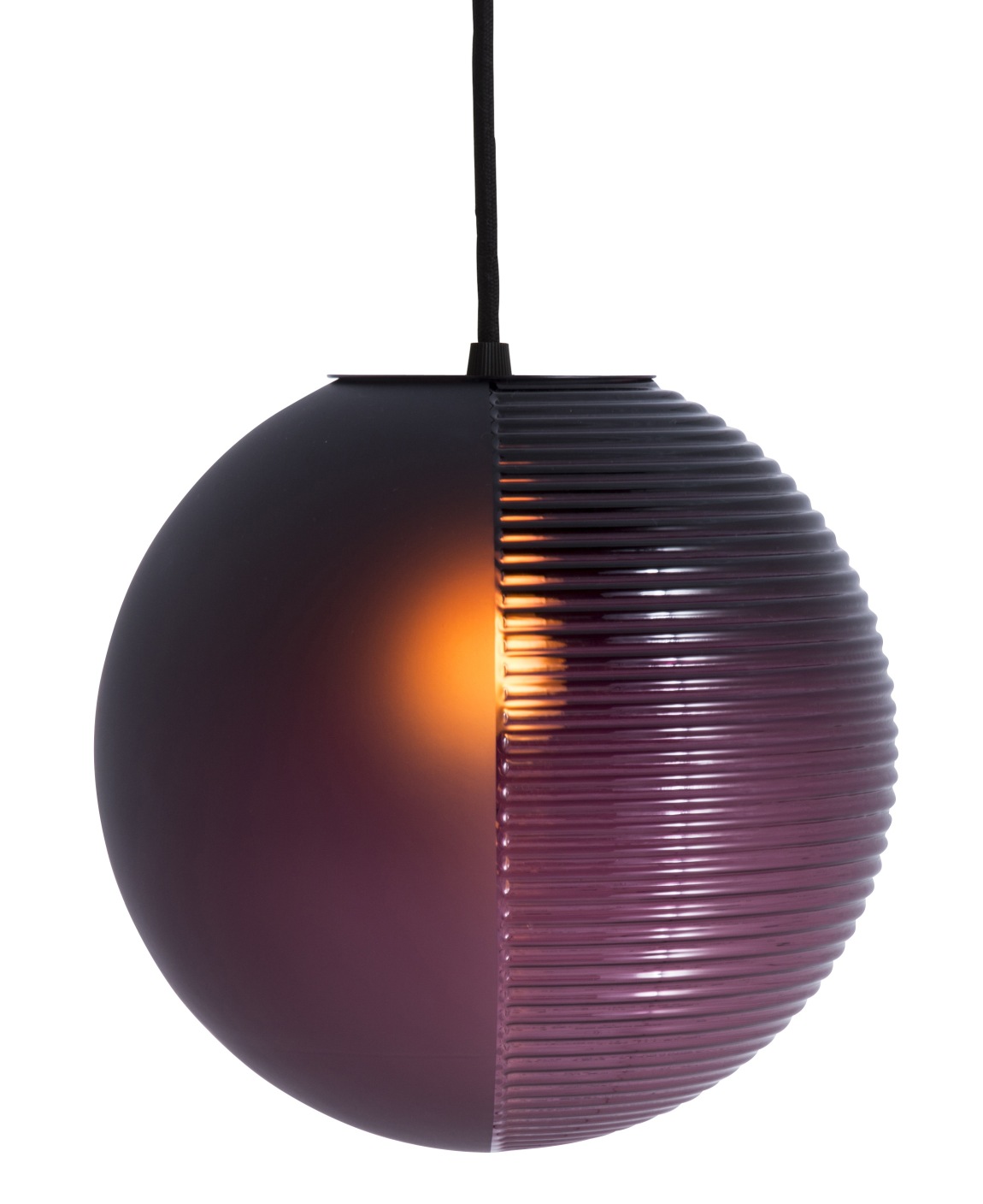 Stellar Pendelleuchte von Pulpo, runde Glaslampe in Lila und Schwarz, modernes Design.