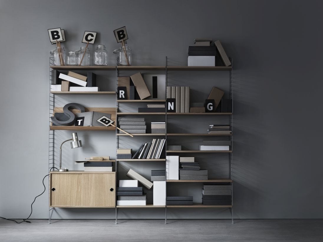 Vollständiges String Regalsystem mit Walnuss Regalböden und Schrankelement, ideal für Wohnzimmer und Büro.