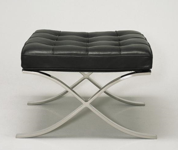Barcelona Hocker von Knoll International mit schwarzem Leder und verchromtem Stahlgestell.
