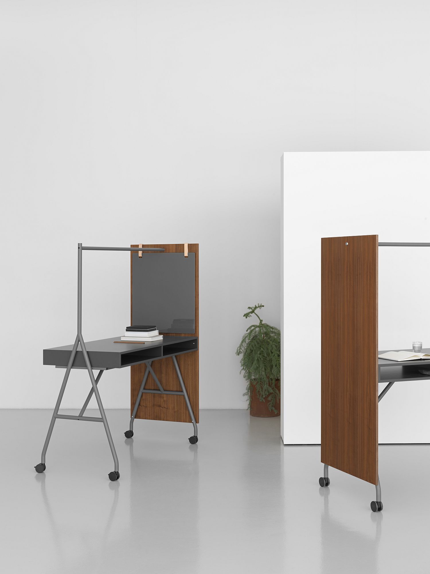 Hangout High Desk Stehtisch von Mizetto: Moderner, mobiler Stehtisch mit Holzpaneel und Rollen.