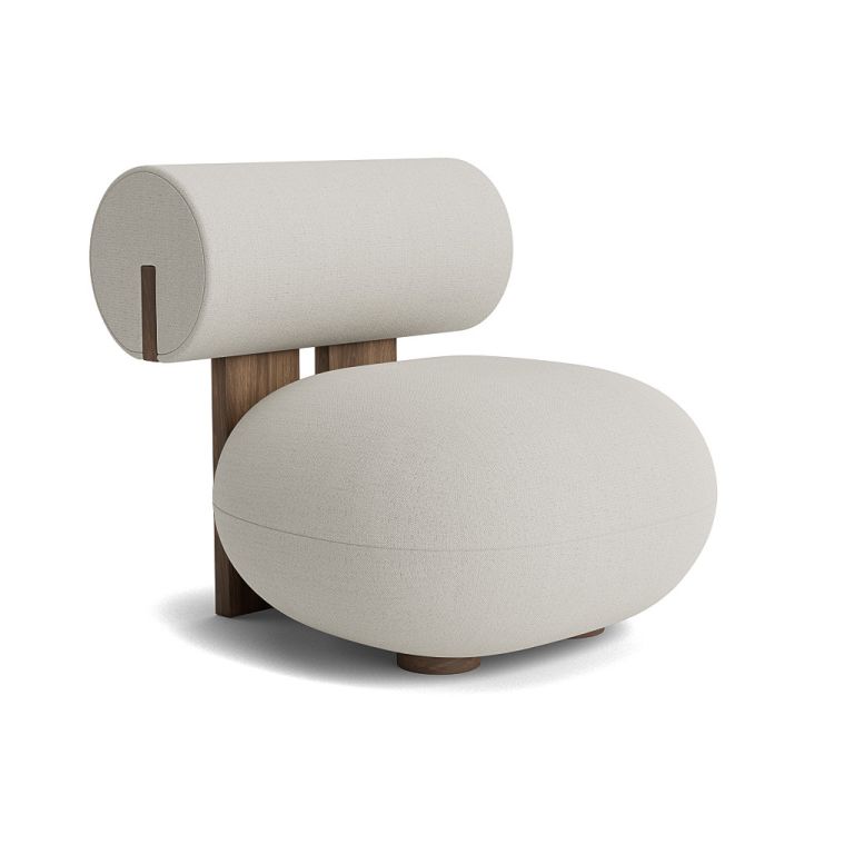 Hippo Lounge Sessel von Norr11 für den Außenbereich, beige Polsterung und Holzgestell.