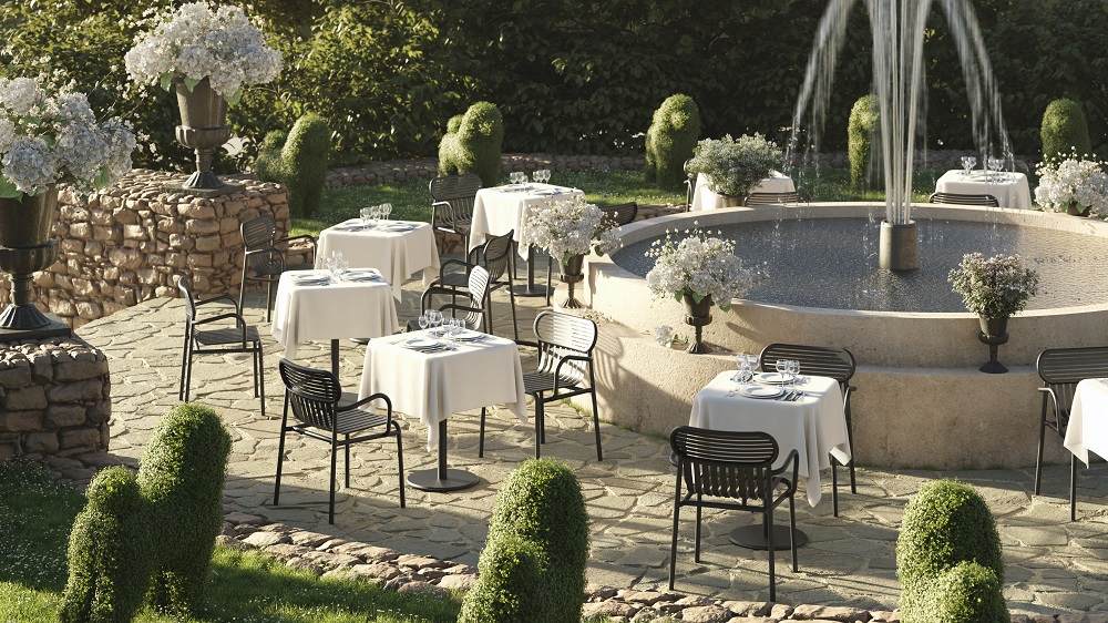 Jade grüner Petite Friture Week-end Bistro Stehtisch im Außenbereich mit Brunnen und stilvoller Gartendekoration.