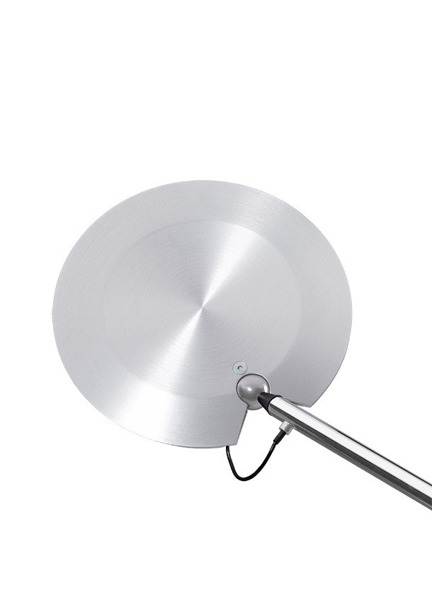 Detailaufnahme der Baltensweiler PINA LED T Tischleuchte mit rundem, silbernem Lampenschirm und filigranem Leuchtenarm.