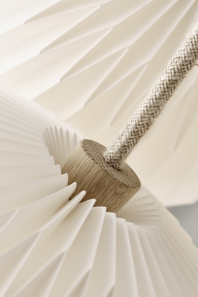Detailaufnahme des THE BOUQUET Chandelier Le Klint mit drei Lampenschirmen aus weißer Folie und Textilkabel.
