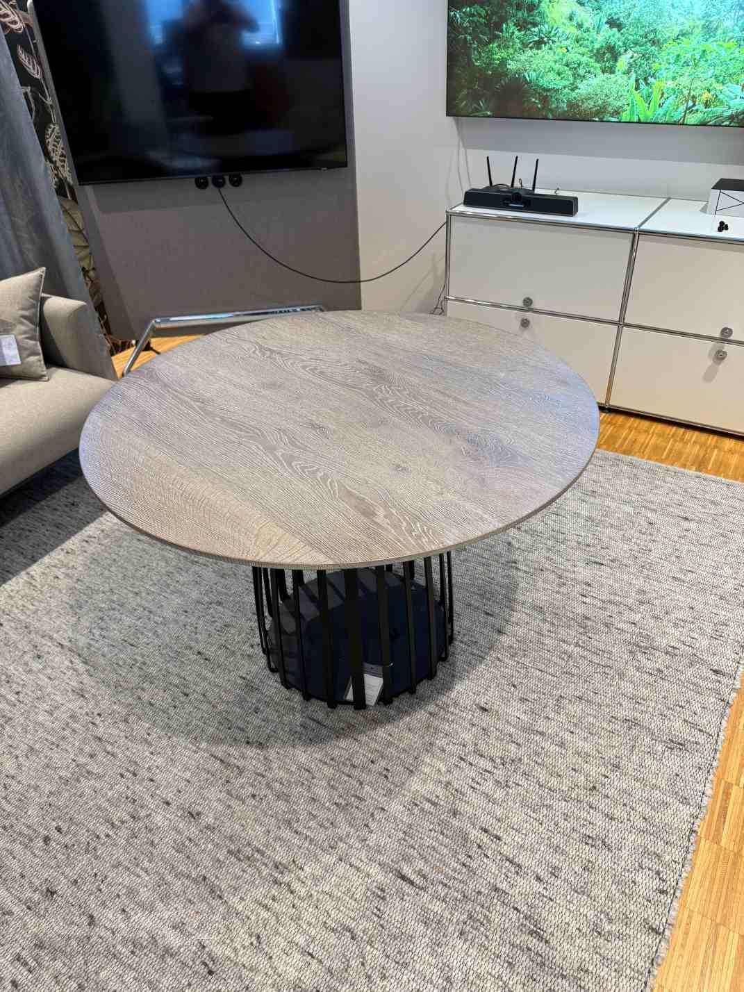 BC 07 Basket Tisch Rund EICHE GERÄUCHERT WEISS ROHEFFEKT Janua AUSSTELLUNGSSTÜCK