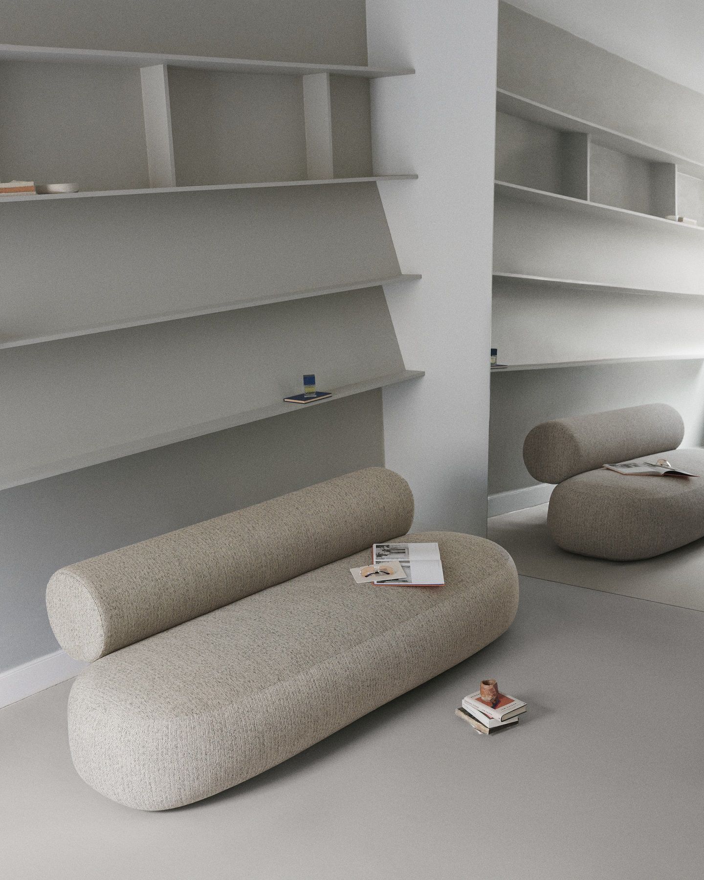 Beige Hippo Sofa von Norr11 in minimalistischem Raum mit Regalen und Spiegelung. Modernes Design.