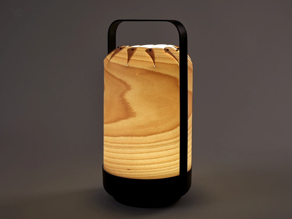 Chou Mini LED Tischleuchte von LZF Lamps mit Holzfurnier und schwarzem Griff.