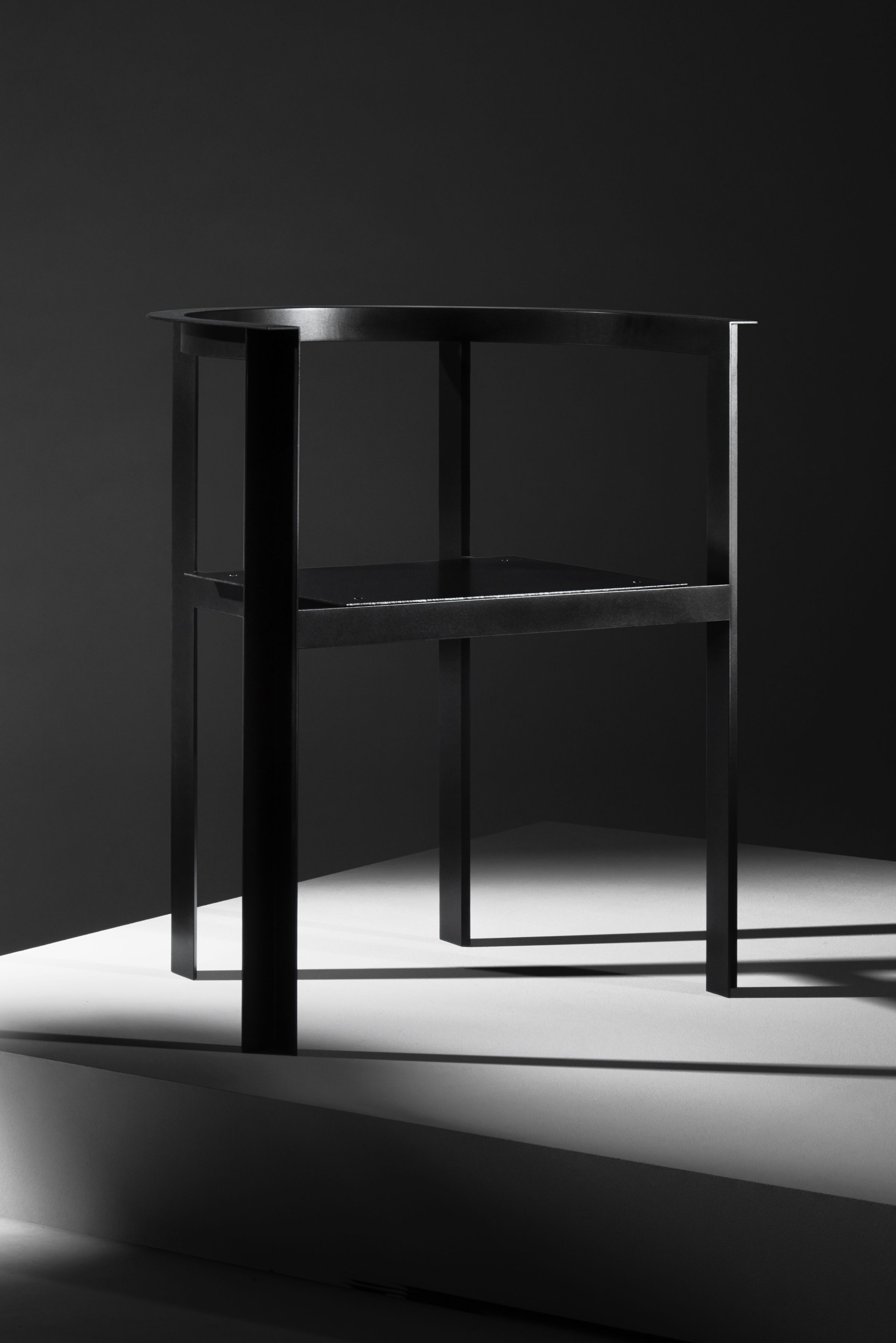 Schwarzer Throne Stuhl von New Tendency, minimalistisches Designmöbel mit zwei Ebenen und Schattenwurf.