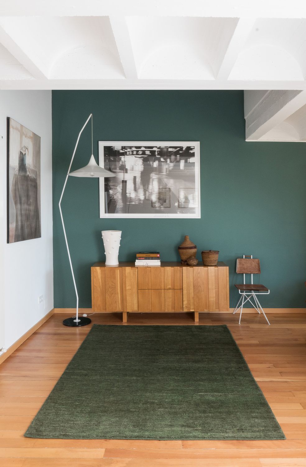 Wohnzimmer mit Nanimarquina Teppich Persian Colors in Charcoal, Größe 250x350cm, grüner Farbton.