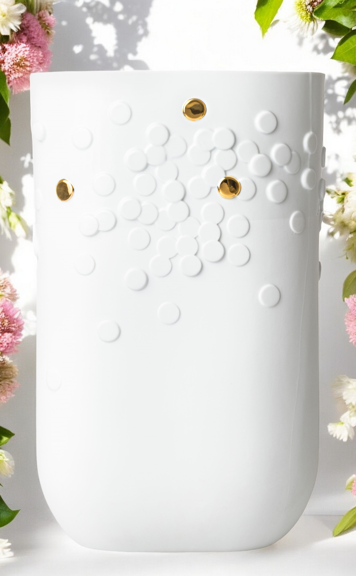 Weiße Bodenvase mit goldenen Punkten und erhabenen Kreisen, moderne Deko für Wohnzimmer.