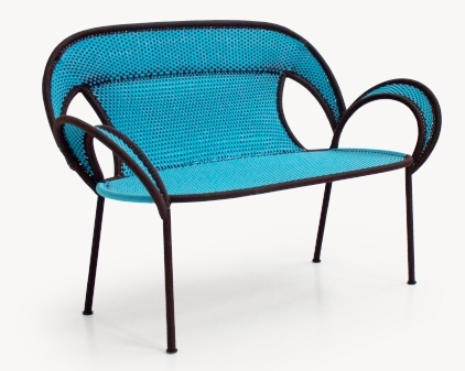 Türkis-rote Banjooli Bank von Moroso: Moderne Designerbank für Garten und Wohnbereich.