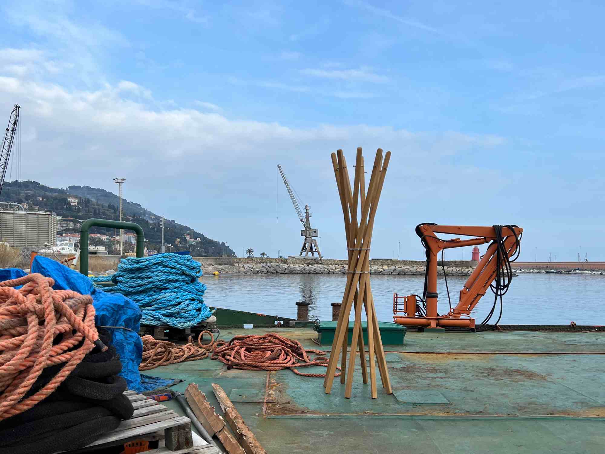 Marilyn Garderobenständer aus Eiche von Keilbach Designprodukte, minimalistischer Kleiderständer mit acht Stäben.