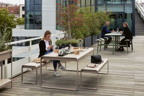 Fermob Bolder Tisch mit Sitzflächen im Außenbereich: Moderne Outdoor-Möbel für Terrasse und Garten.