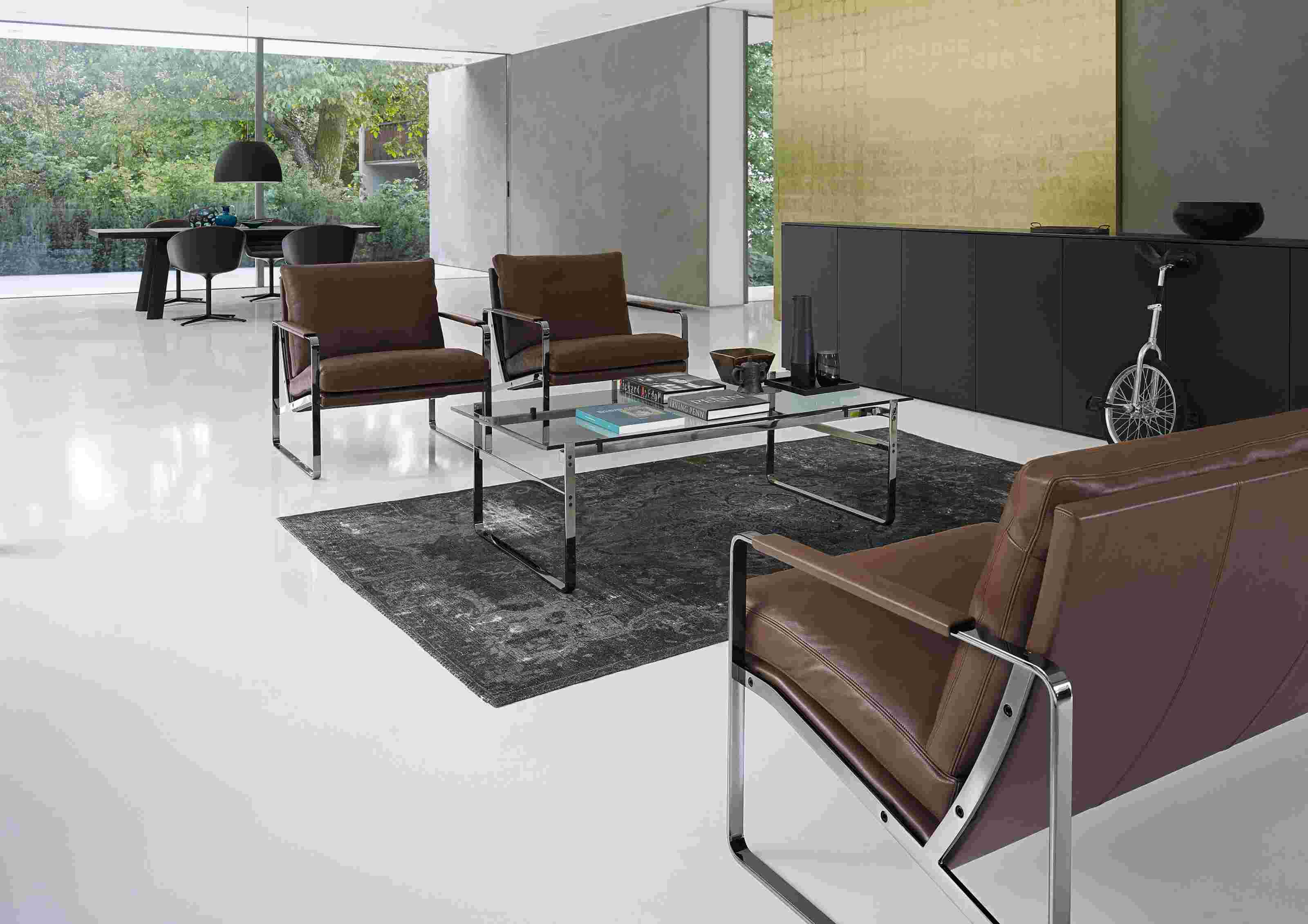 Wohnzimmer mit braunem Ledersofa und Sesseln der Serie 710 Fabricius von Walter Knoll.