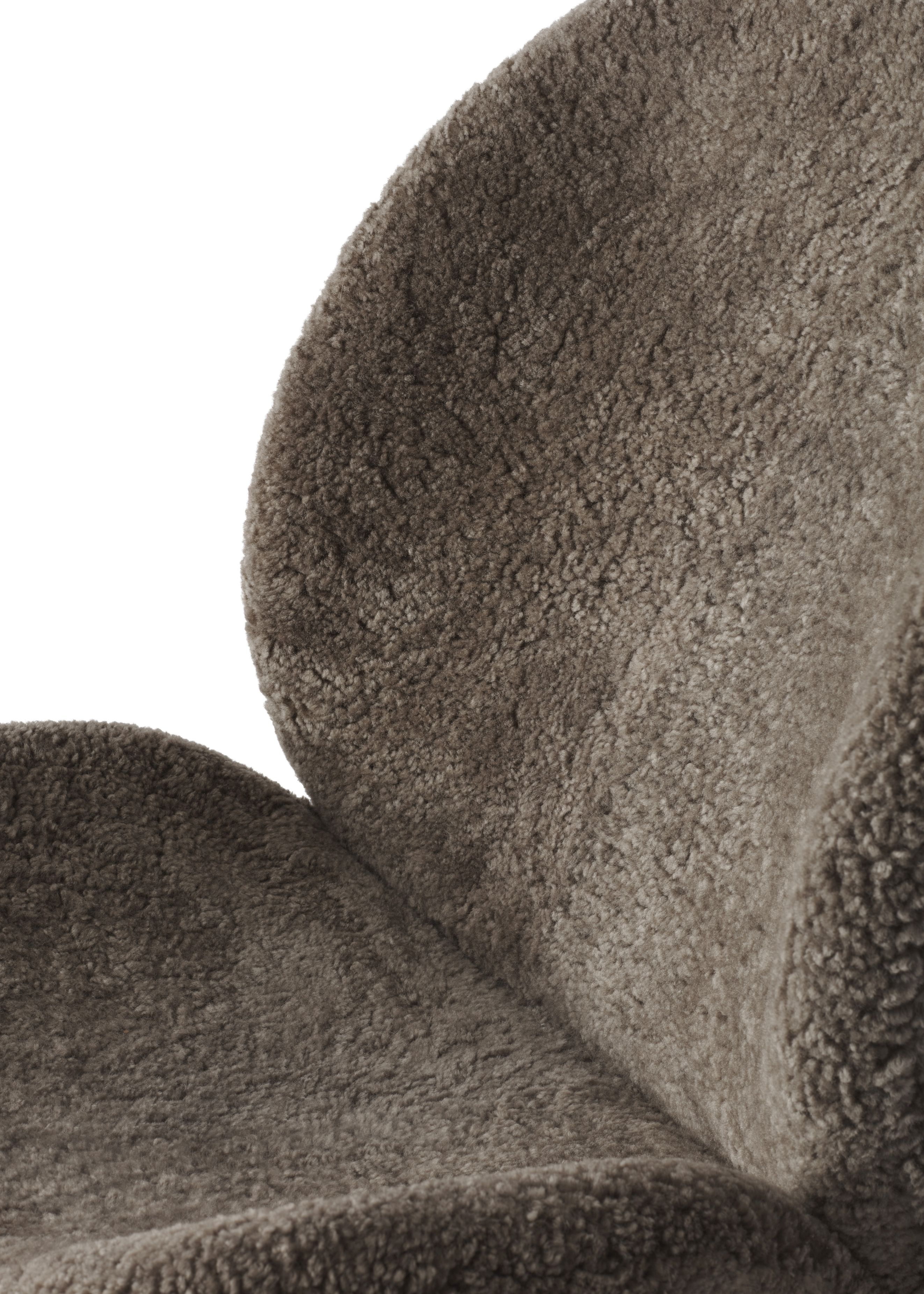 Detailaufnahme des Vipp Lodge Loungestuhls mit weichem, braunem Schaffellbezug für gemütliches Wohnen.