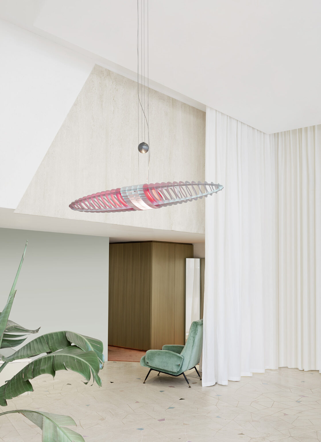 D17Q Queen Titania Pendelleuchte von Luceplan, moderne Hängelampe in einem stilvollen Wohnraum.