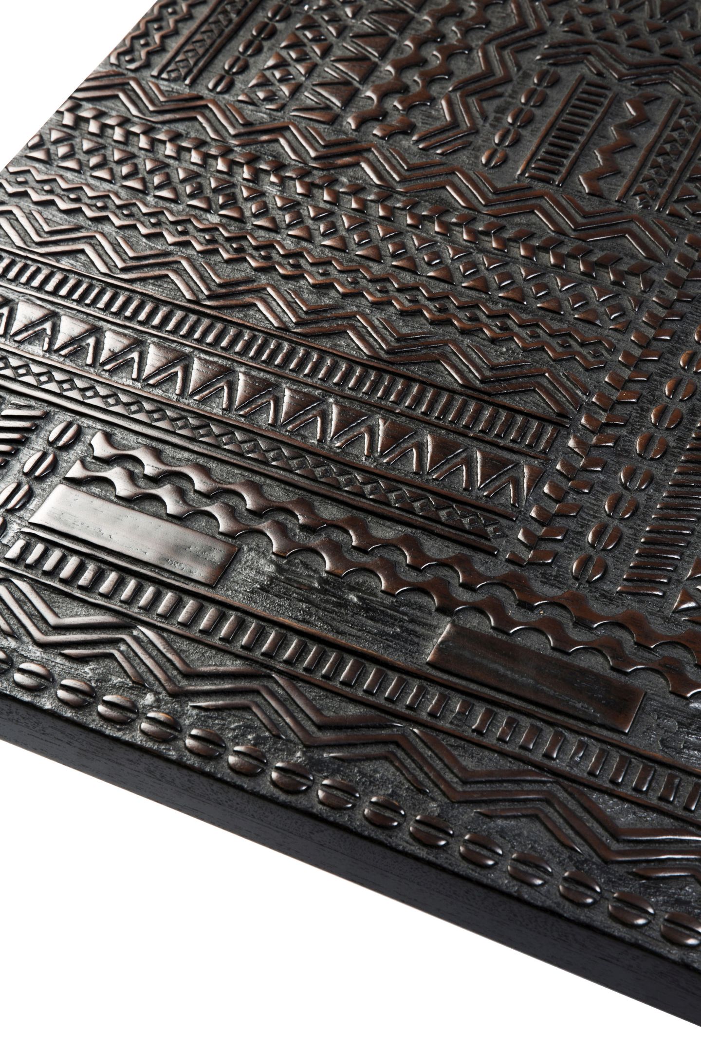 Detailaufnahme des Tabwa Couchtisches von Ethnicraft: Schwarzes Teakholz mit ethnischen Mustern.