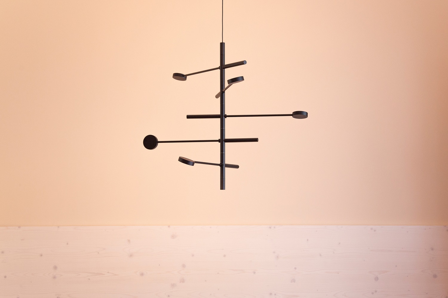 Schwarze KINGPIN Pendelleuchte Japth mit abstrakten, horizontalen Elementen vor hellem Hintergrund. Moderne Innenbeleuchtung.
