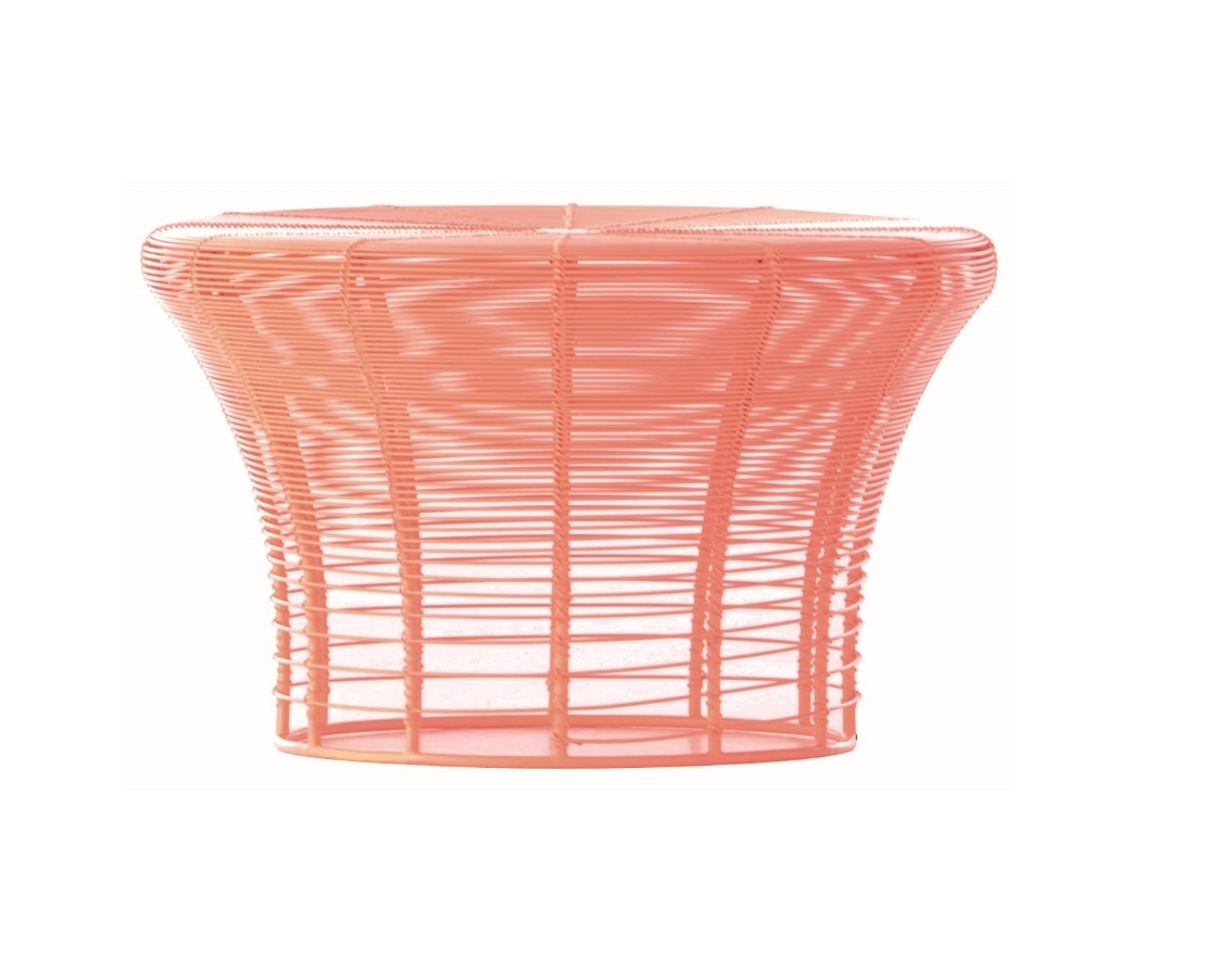 Aram Hocker von GAN, korallfarben, aus geflochtenen Schnüren, moderner Sitzhocker für Wohnzimmer und Terrasse.