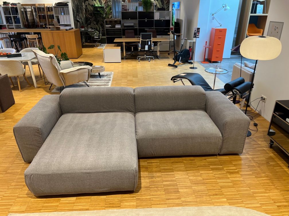 Graues Seatlife Sofa mit Ottomane, modernes Design für Wohnzimmer und stilvolles Wohnen.