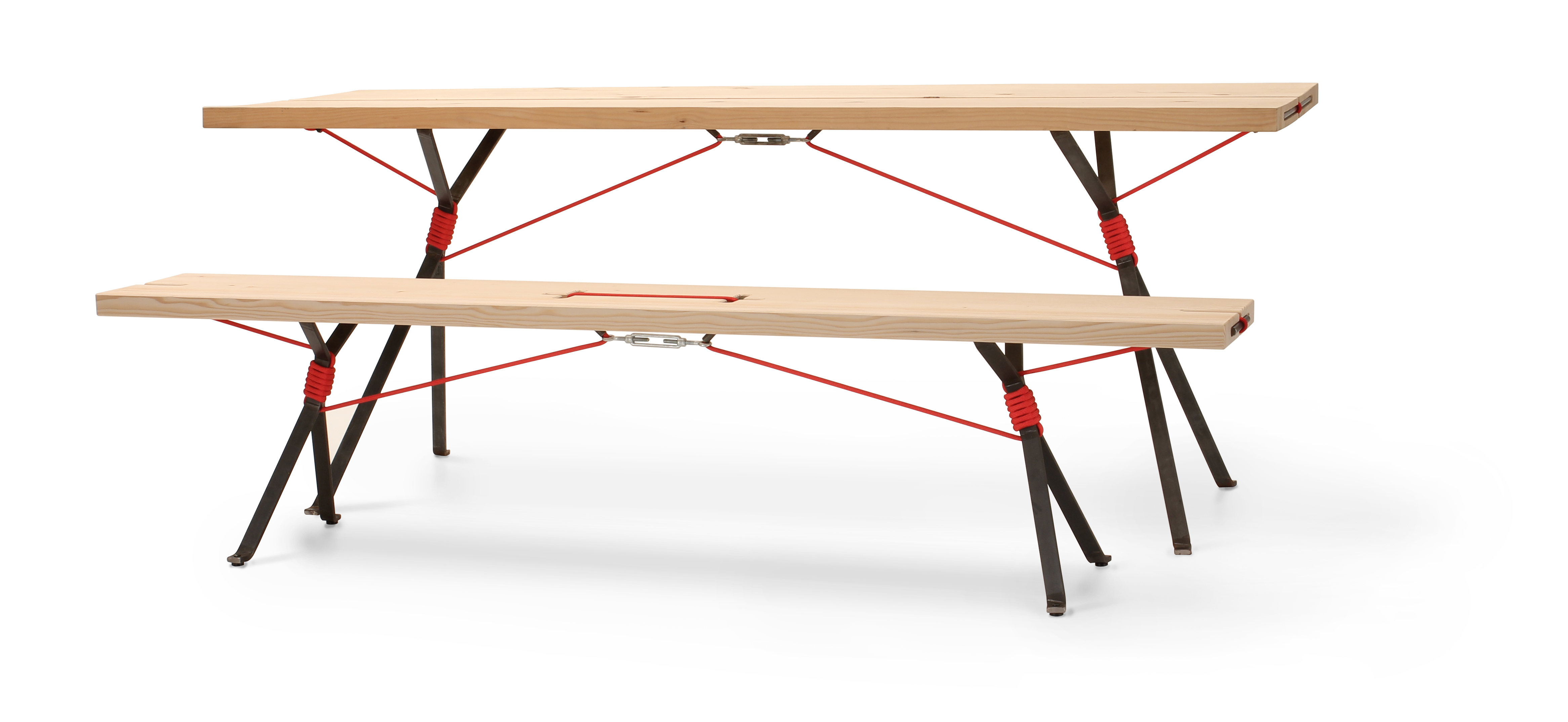 Kampenwand Bank von Moormann: Holzbank mit roter Seilkonstruktion und dunklen Metallbeinen, modernes Design.