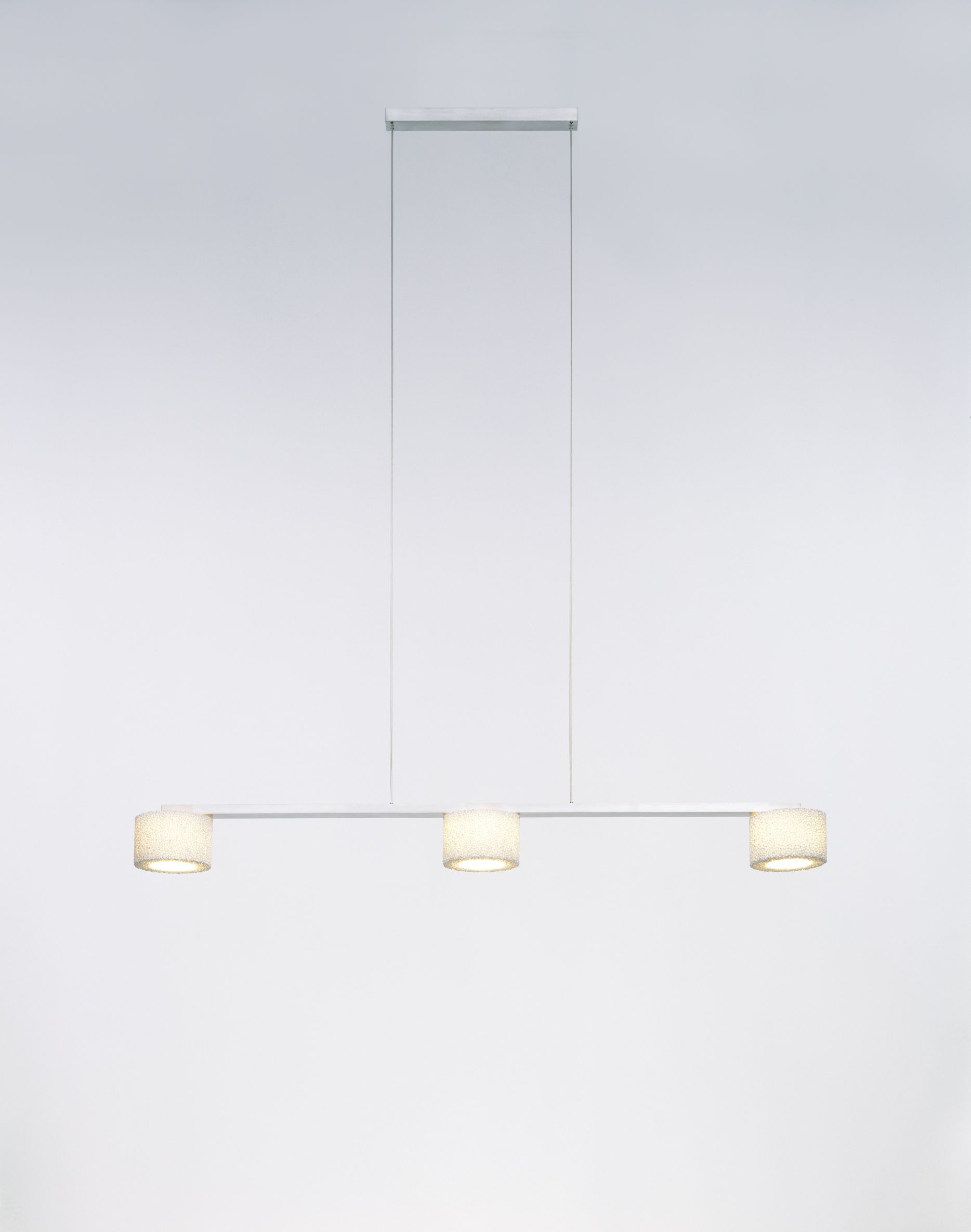 Reef Pendelleuchte von Serien Lighting: Moderne Hängelampe mit drei zylindrischen Lampenschirmen und silberner Aufhängung.