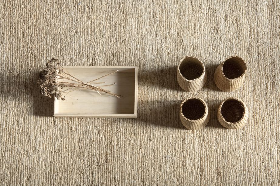 Detailaufnahme des Nanimarquina Earth Rug Teppichs in Khaki, 250x350cm, mit Deko-Elementen.