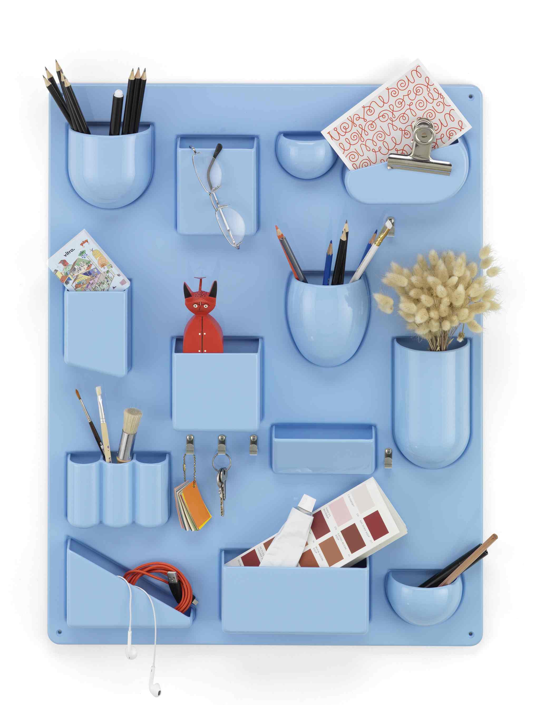 Horizontblaues Uten.Silo Wand-Ordnungssystem von Vitra mit Fächern für Stifte, Brille, Schlüssel und Bürobedarf zur Wandmontage.